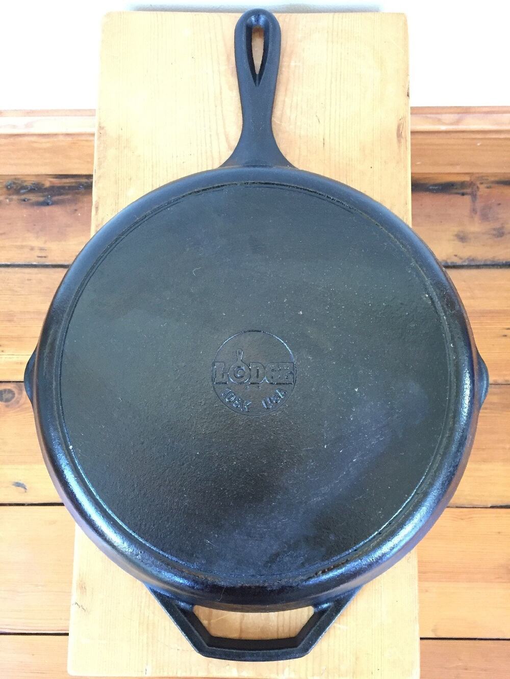 Vtg Lodge 10SK USA Cast Iron Round Corn Bread Skillet #10 Double Pour Spout 12"